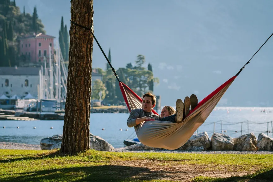 Amazonas Silk Traveller XXL Reisehängematte silber rot Hängematte