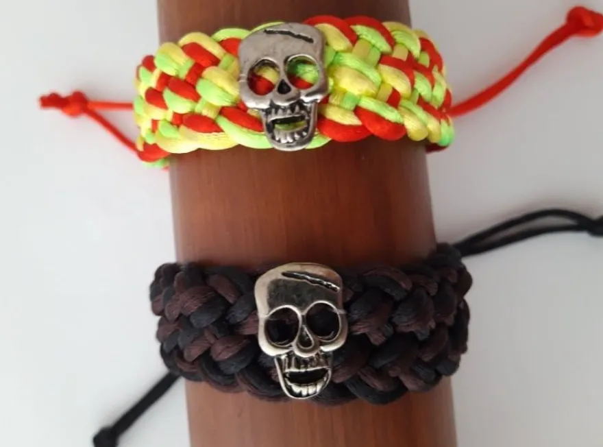 2 Armbänder mit Totenkopf, Modeschmuck Armband Totenköpfe Geschenke Schmuck Geschenk