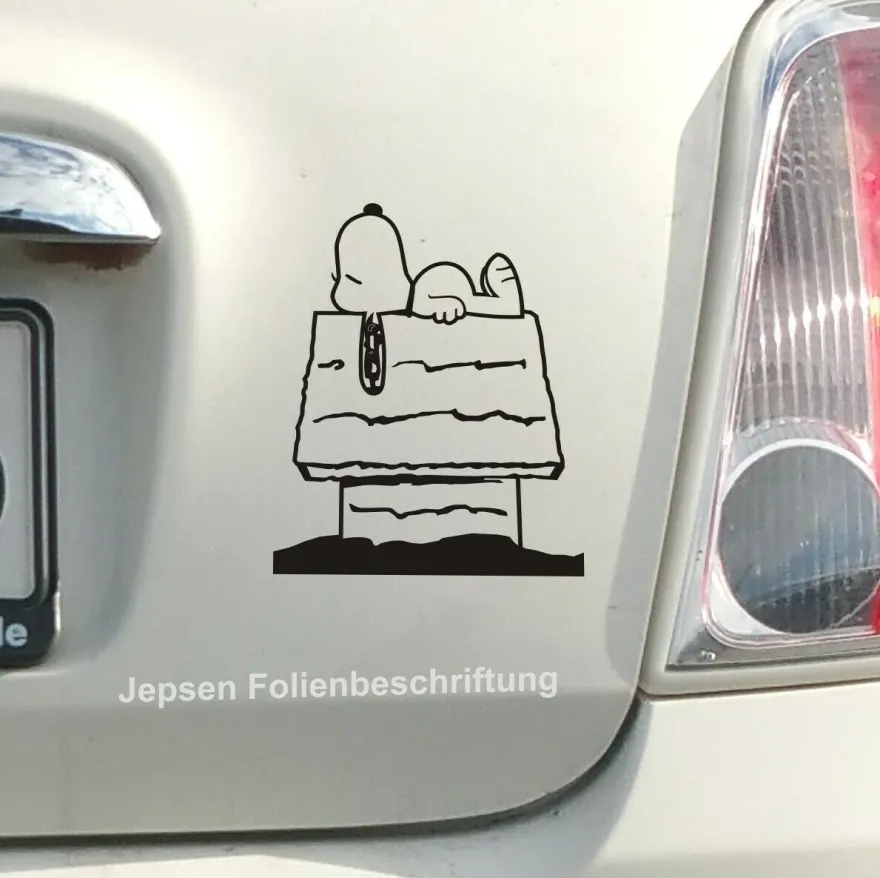 Aufkleber Snoopy auf der Hütte 14x12cm S104 in Wunschfarbe Autoaufkleber