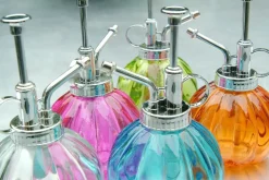 Dekorativer Pflanzensprüher aus Glas u. Kunststoff. Mit feinem Sprühnebel.