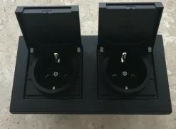 Gira E2 Schwarz Matt Doppel Steckdose mit Klappdeckel und Rahmen IP44 Set