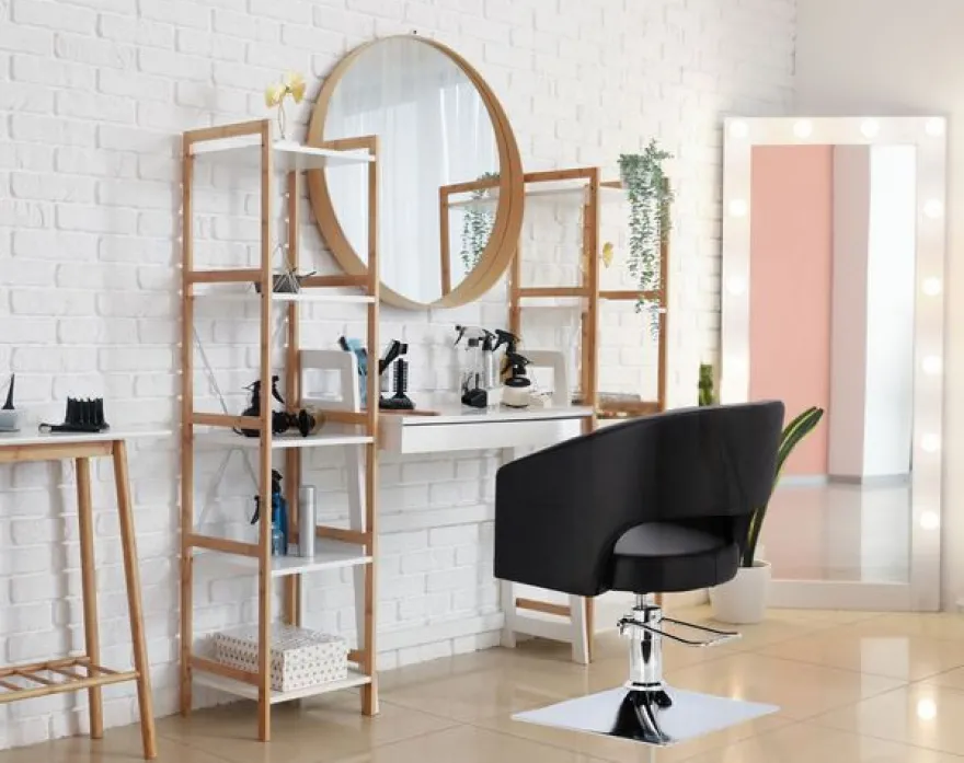 Greta Friseurstuhl mit Chromfußstütze, ergonomisch & stilvoll, schwarz