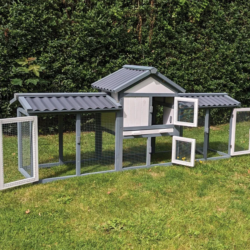 Kaninchenstall Picasso grau weiss mit PVC Welldach