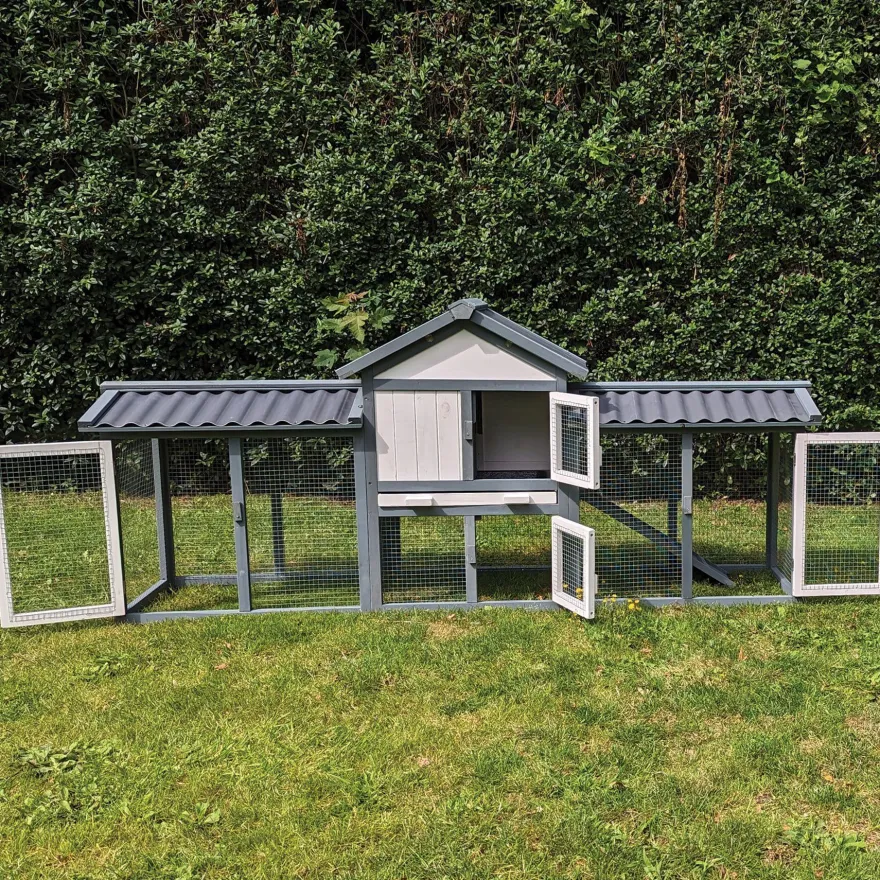 Kaninchenstall Picasso grau weiss mit PVC Welldach