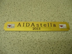 Kleines Namensschild für Modellständer - AIDA blu
