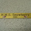 Kleines Namensschild für Modellständer - HMS Snowberry