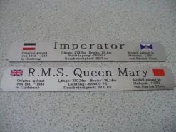 Namensschild für Modellständer mit Daten - Queen Mary