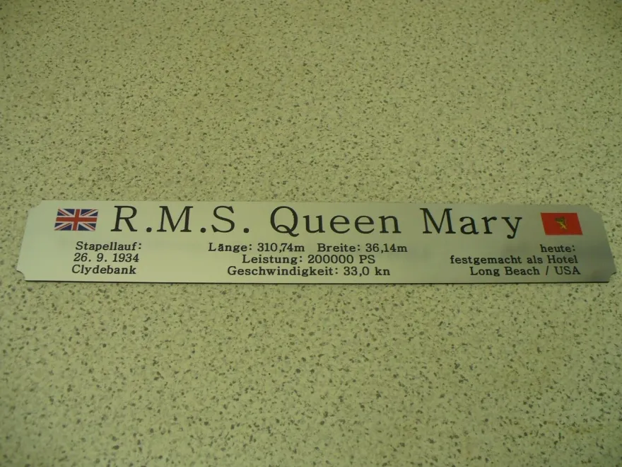 Namensschild für Modellständer mit Daten - Queen Mary