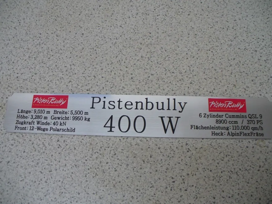 Namensschild für Modellständer mit Daten - Pistenbully 600 E + W