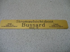 Namensschild für Modellständer mit Daten - Stromaufsichtsboot Bussard