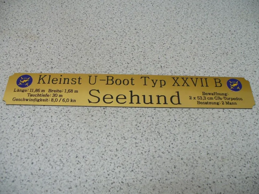 Namensschild für Modellständer mit Daten - Kleinst-U-Boot Seehund (oder Biber)