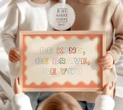 Poster Kinderzimmer · Be Kind, Be Brave, Be You · Bunter Spruch in Regenbogen
