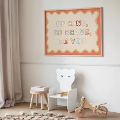 Poster Kinderzimmer · Be Kind, Be Brave, Be You · Bunter Spruch in Regenbogen