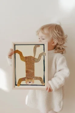 Poster Kinderzimmer Tier · Gepunkteter Leopard Kopfstand · Lustiges Wandbild