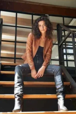 Ricano Abigale Damen Lederjacke Cognac Echtleder Lammnappa Slim Fit Stehkragen