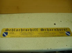 Riesiges Namensschild für Modellständer - Schlachtschiff Scharnhorst