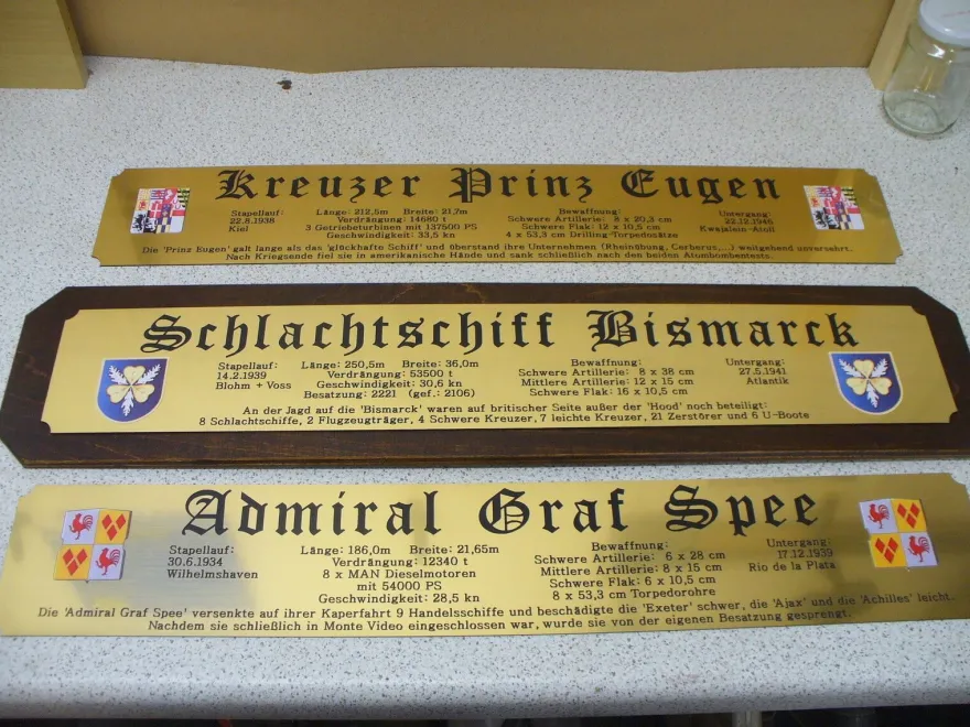 Riesiges Namensschild für Modellständer - Schlachtschiff Scharnhorst