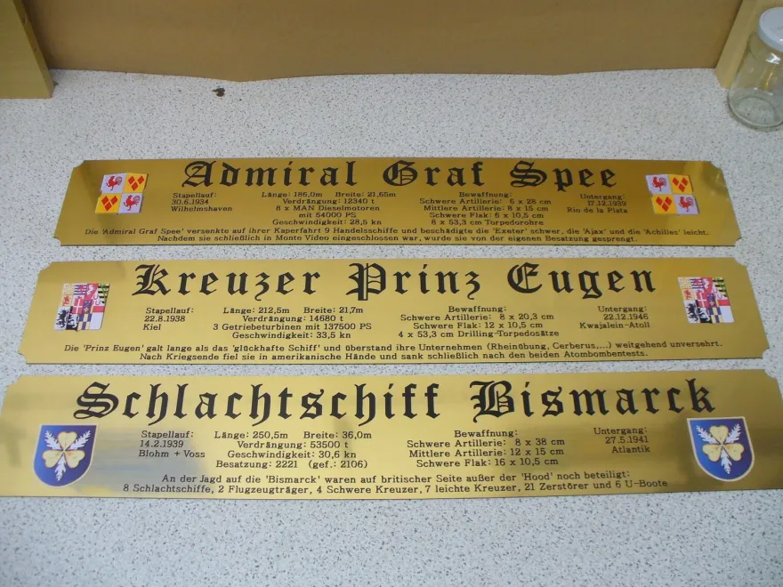 Riesiges Namensschild für Modellständer - Schlachtschiff Scharnhorst