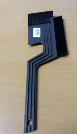 Schneebesen mit Eisschaber und Abstreiflippe, versch. Farben, Schneeschieber