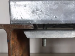 4 Stück Gitterrostklemme verzinkt MW 30x30mm bis Rosthöhe 50mm!