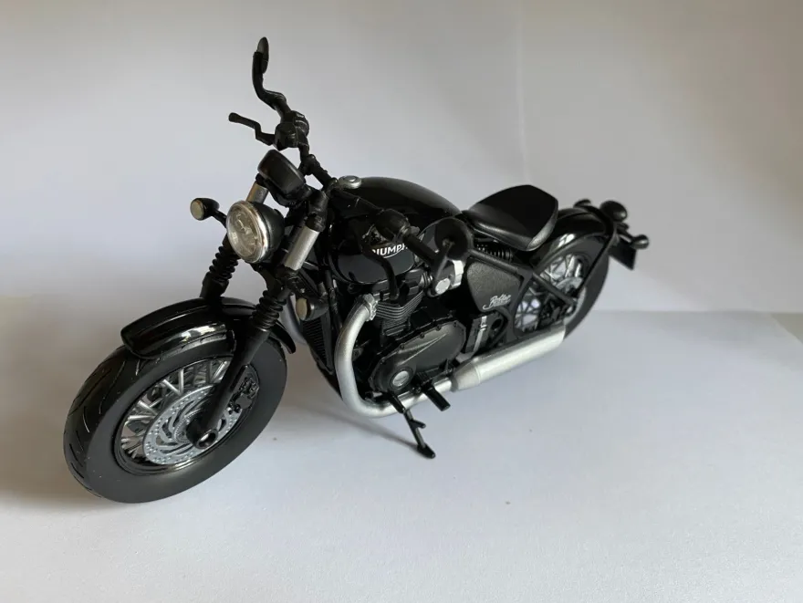 Triumph Bonneville Bobber schwarz, Welly Motorrad Modell 1:12