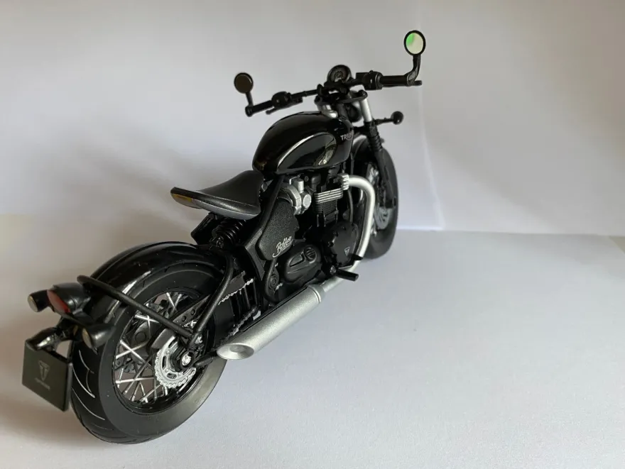 Triumph Bonneville Bobber schwarz, Welly Motorrad Modell 1:12