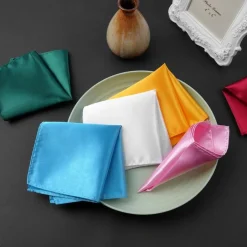 URAQT Herren Einstecktuch Uni Rotwein, 30x30 cm, 100% Polyester-Seide