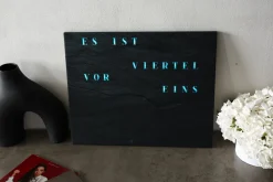 WordClock Jupiter 2.0 - Phantom Slate Edition (50×40cm) - Handgefertigte LED Uhr