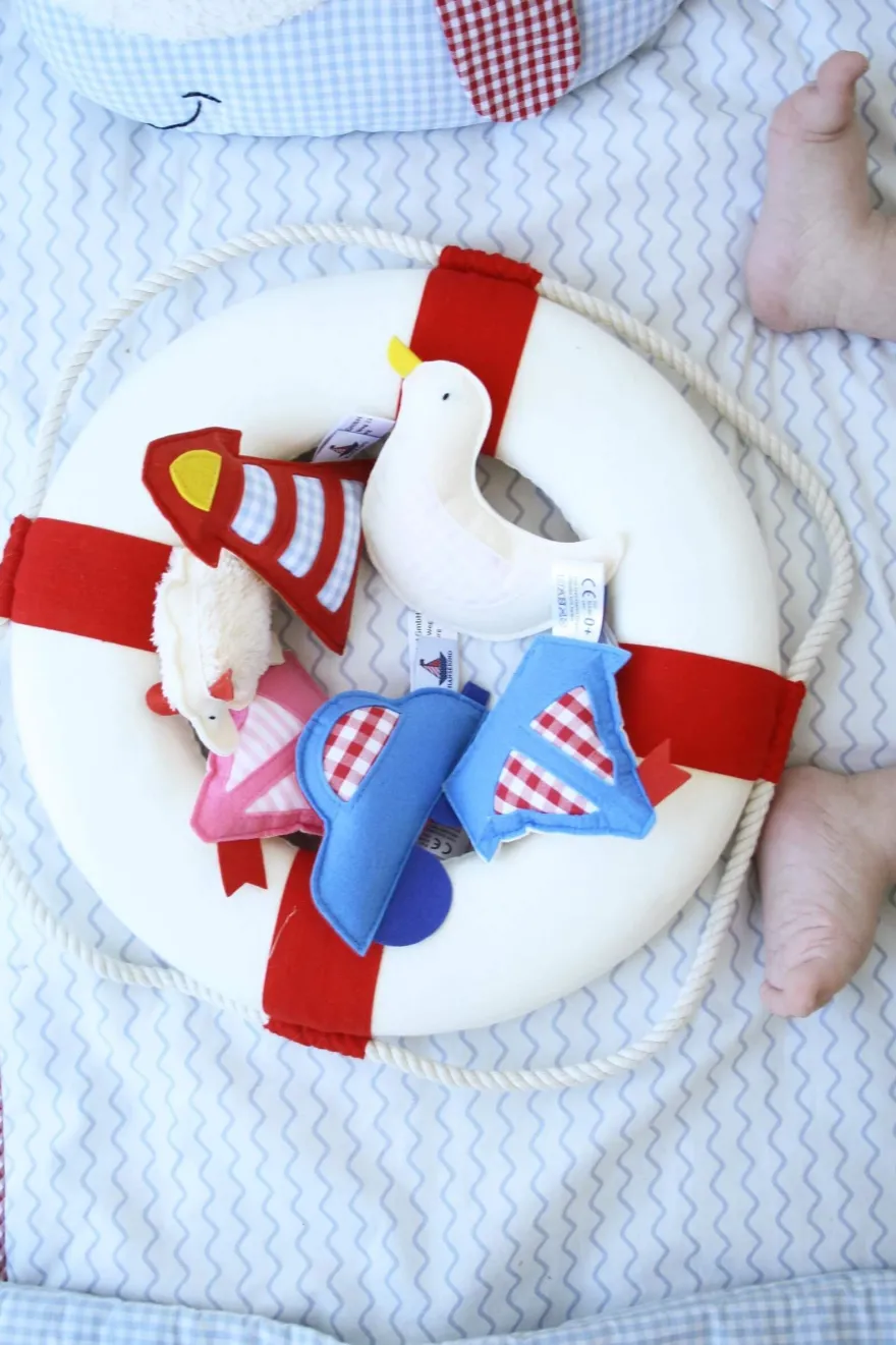 Zauberhafte Baby Rassel in Segelboot-Form aus Baumwolle / /olyester in Blau Beige