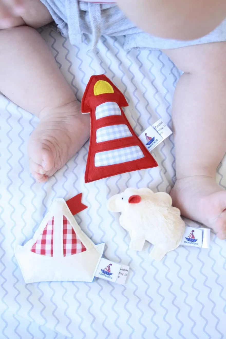 Zauberhafte Baby Rassel in Segelboot-Form aus Baumwolle / /olyester in Blau Beige
