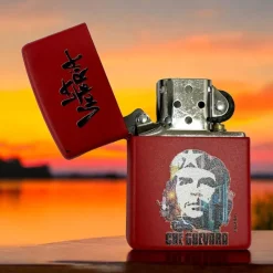 Zippo Che Guevara Benzinfeuerzeug - Revolutionäres Design in Rot Matt