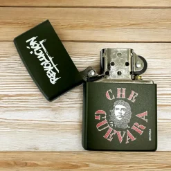 Zippo Che Guevara Benzinfeuerzeug - Revolutionäres Design in Grün Matt